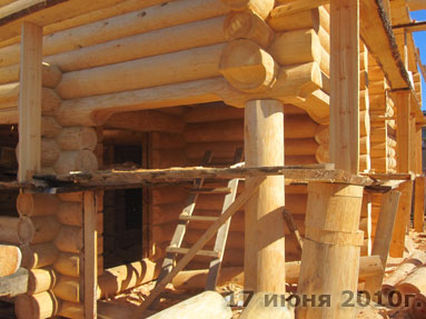 Сруб деревянной бани в финальной стадии строительства перед отправкой в Москву