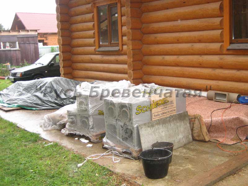 Вот так выглядели элементы будущего камина после разгрузки с машины Вот так выглядели элементы будущего камина после разгрузки с машины