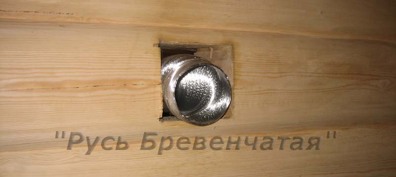Выход гофрированной трубы воздуховода в смежном помещении спальни на первом этаже Выход гофрированной трубы воздуховода в смежном помещении спальни на первом этаже