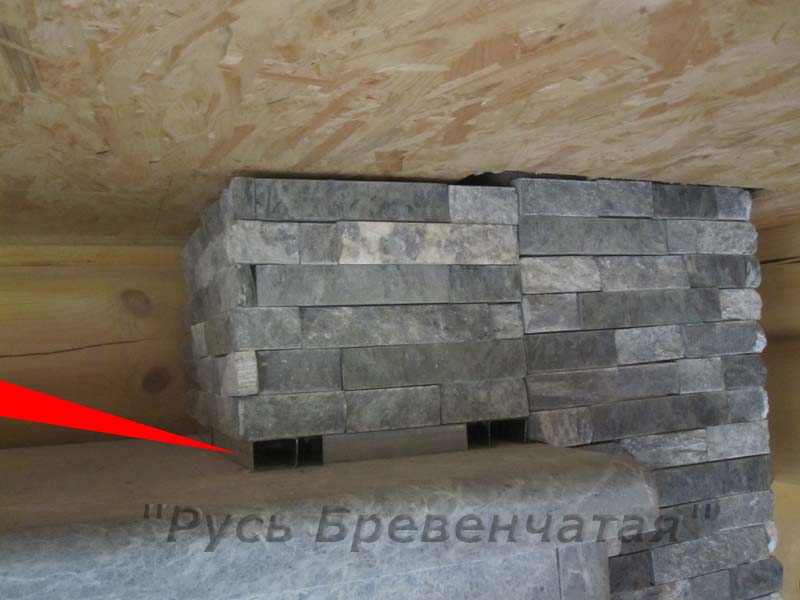 Облицовка воздуховодов (в отличие от облицовки самого дымохода)
является незакрепленной и позволяет учитывать усадку дома в будущем Облицовка воздуховодов (в отличие от облицовки самого дымохода) является незакрепленной и позволяет учитывать усадку дома в будущем