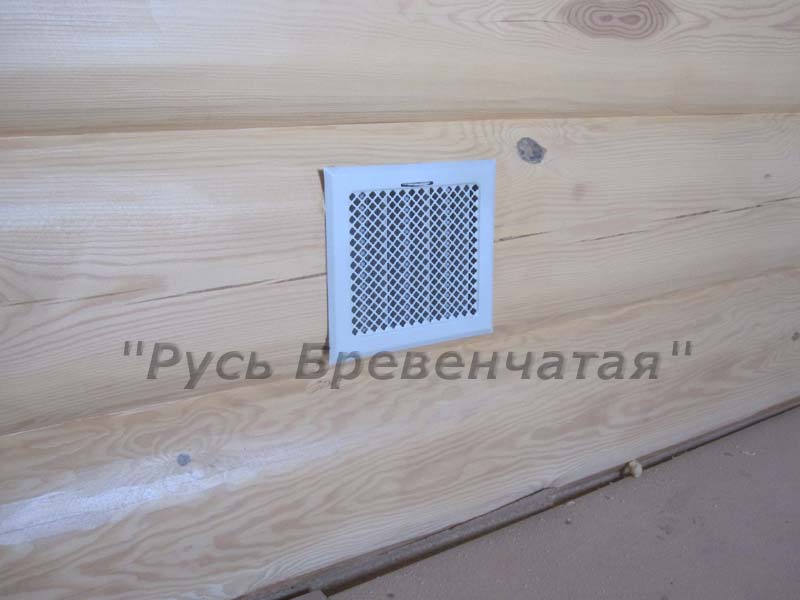 Декоративная решетка, установленная на деревянной стене на втором
этаже Декоративная решетка, установленная на деревянной стене на втором этаже