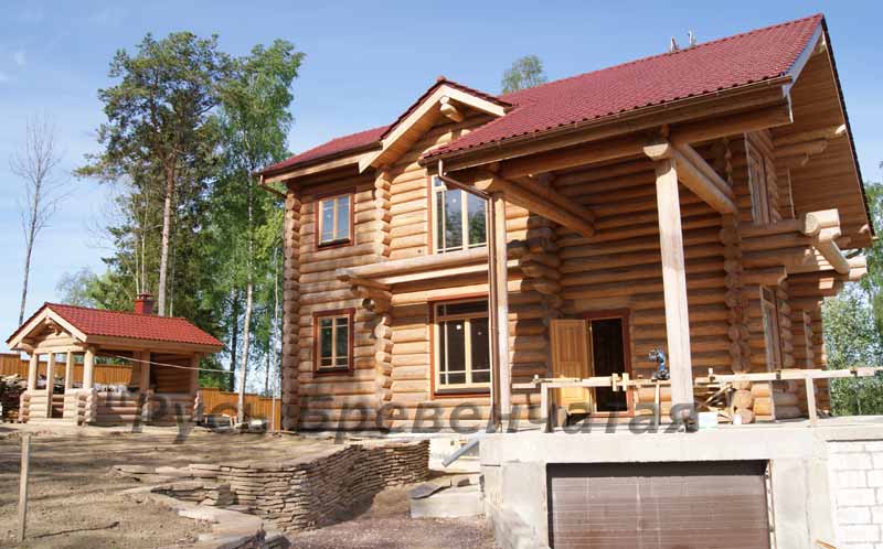 Деревянный дом из лиственницы и беседка летом 2010 года